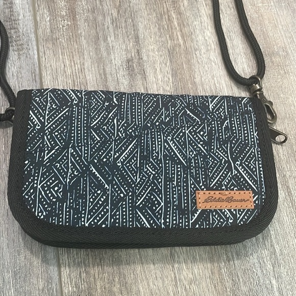 Eddie Bauer Connect Crossbody Travel Wallet - Picture 2 of 6